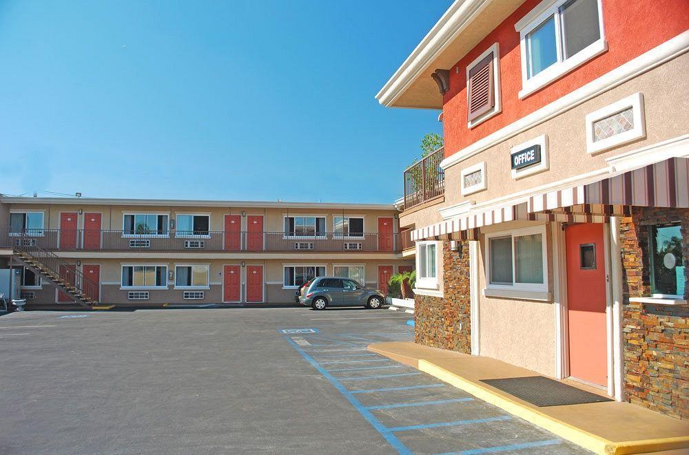 Friendly Hills Inn Whittier Bagian luar foto