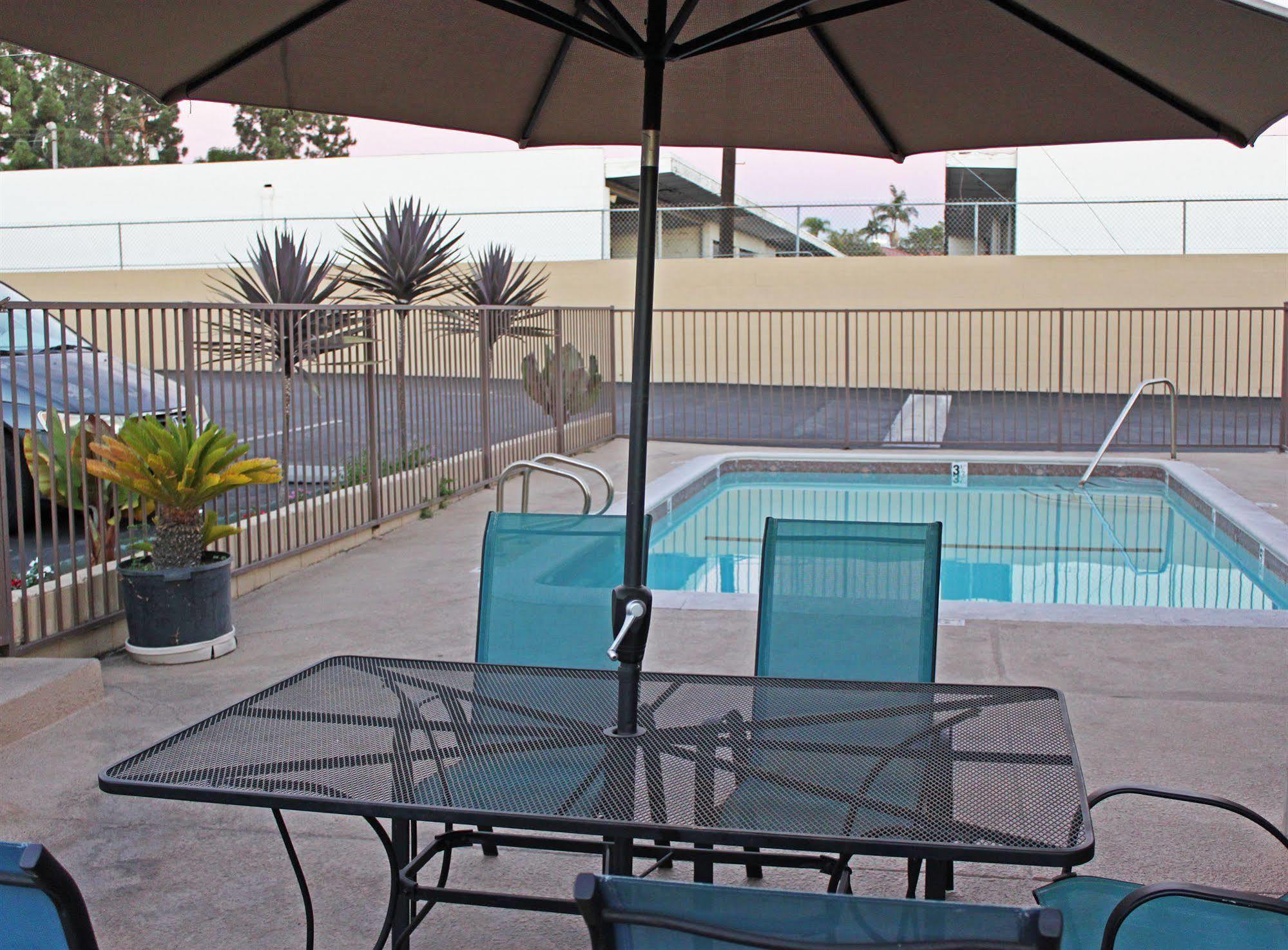 Friendly Hills Inn Whittier Bagian luar foto
