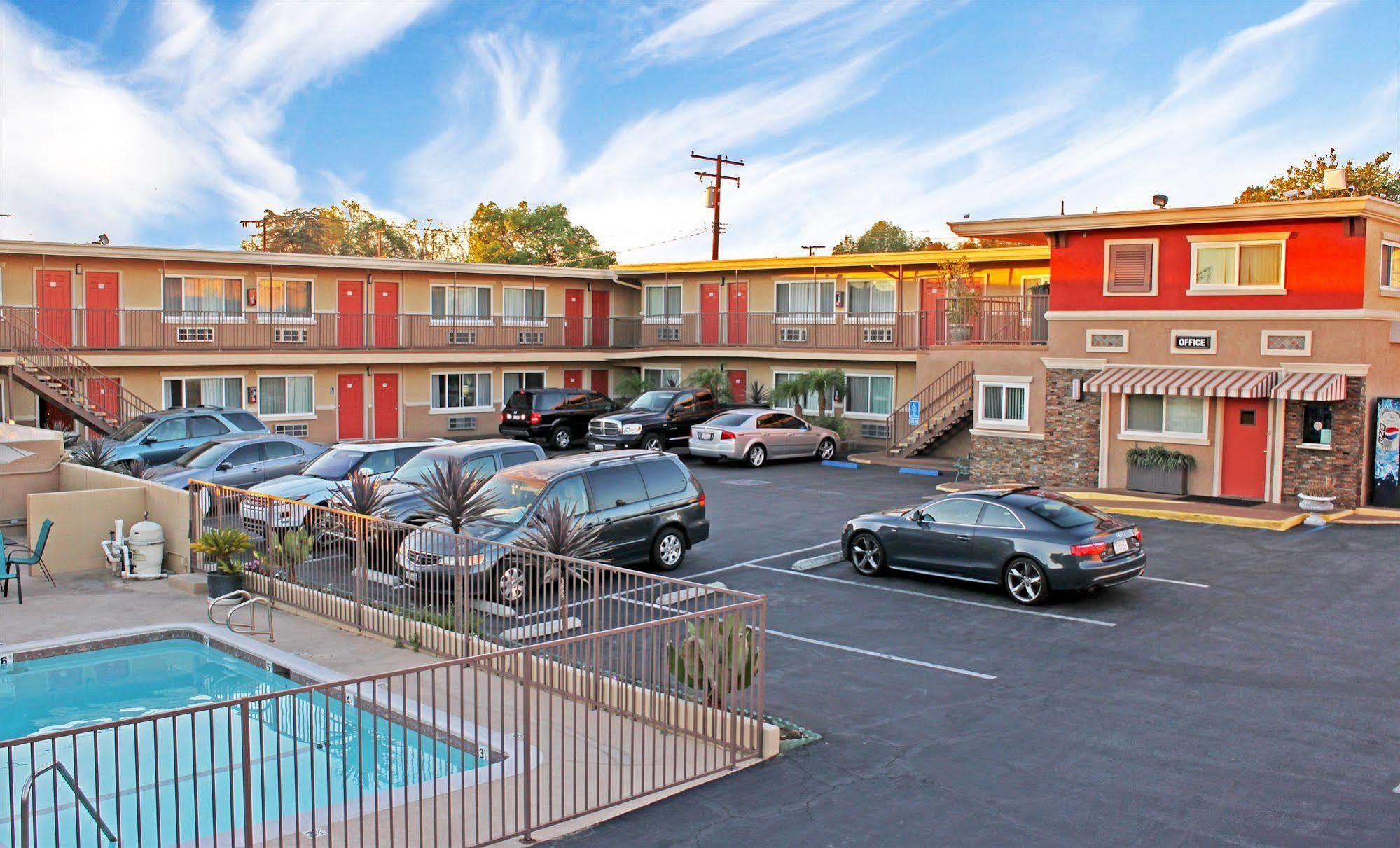 Friendly Hills Inn Whittier Bagian luar foto